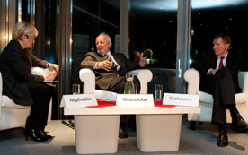Es diskutierten Ernst Ulrich von Weizsäcker (Mitte), Gerald Grohmann, Schoeller-Bleckmann, und Gisela Hopfmüller.